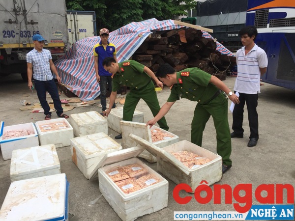Lực lượng chức năng tiến hành kiếm tra số hàng thu giữ