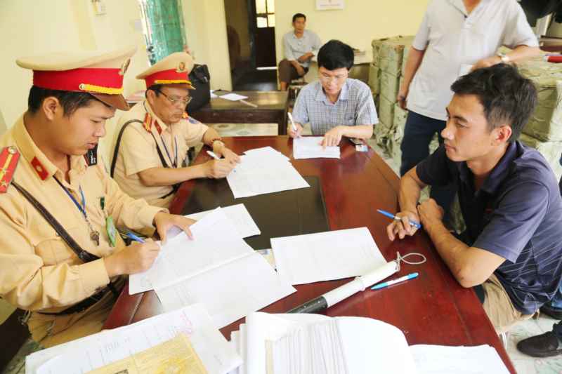 Lực lượng công an làm việc với chủ lô hàng