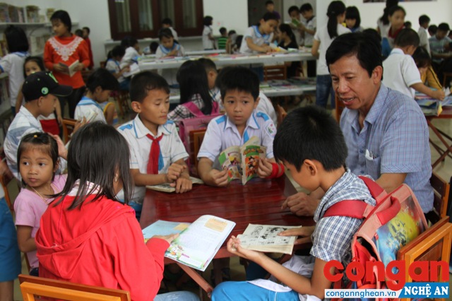 Người đàn ông xây nhà tiền tỉ làm phòng đọc sách miễn phí