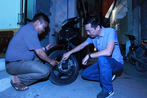 Hết giờ làm, Trung tá Phan Quang Vinh tìm đến những khu vực hay xảy ra trộm cắp, nhắc nhở, hướng dẫn người dân cách phòng ngừa