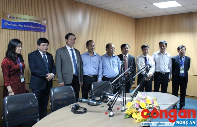 VOV trao tặng Studio Sen vàng cho Đài PTTH Nghệ An