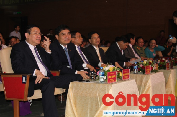 Các đại biểu về dự lễ