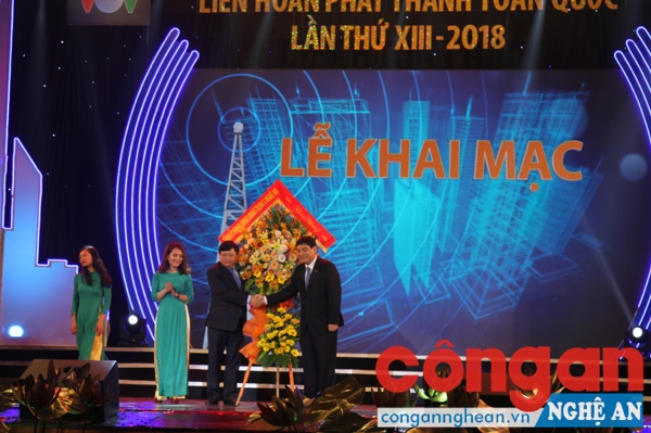 Đồng chí Nguyễn Đắc Vinh, Bí thư Tỉnh ủy tặng hoa Ban tổ chức