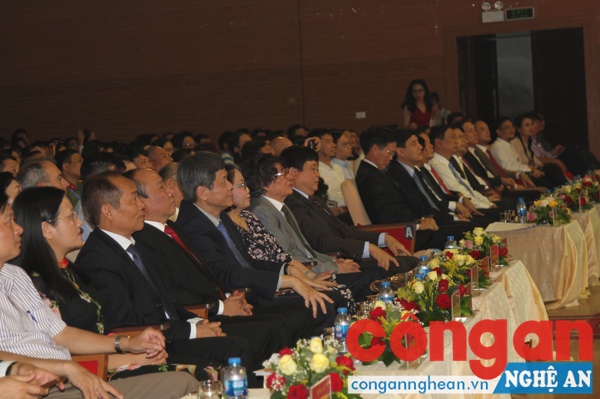 Các đại biểu về dự lễ