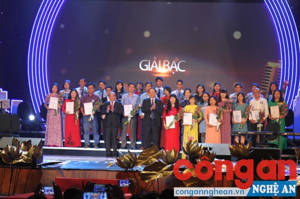 Trao giải cho các tác giả đoạt giải Bạc