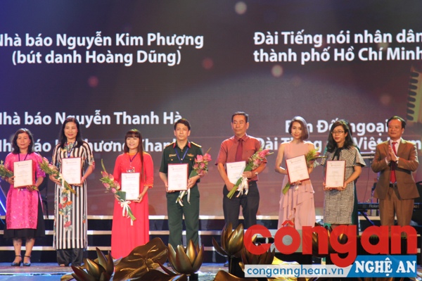 trao giải Dàn dựng chương trình hay nhất và Người dẫn chương trình trực tiếp xuất sắc nhất.
