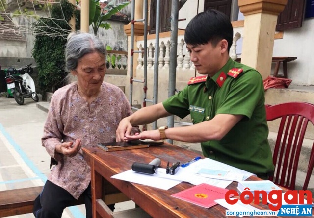 Công an TX Hoàng Mai đến tận nhà làm thủ tục cấp CMND cho người dân