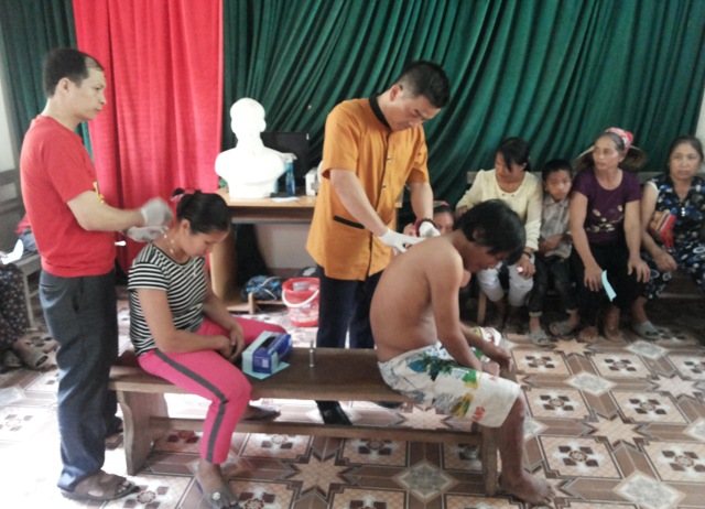 Khám, chữa bệnh nhân đạo tại 2 xã Nhôn Mai và Mai Sơn