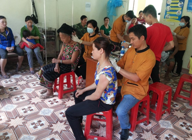 Khám, chữa bệnh, cấp phát thuốc cho người dân