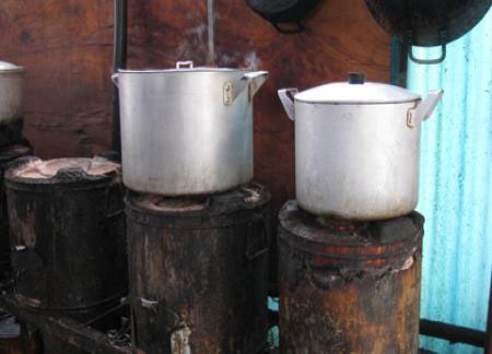 Rất nhiều hàng quán dùng bếp than tổ ong.