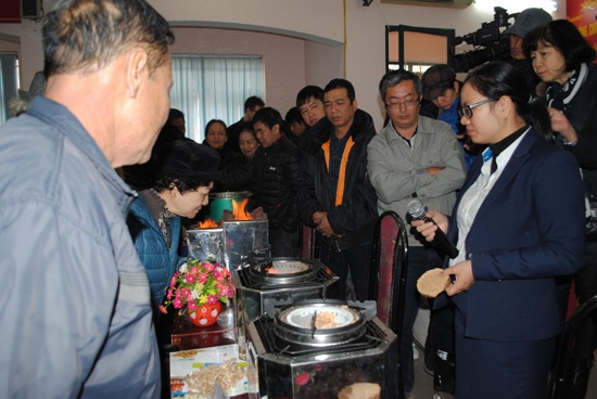Mô hình thí điểm sử dụng bếp cải tiến thay thế bếp than tổ ong thu hút sự tham gia, ủng hộ của nhiều người dân.