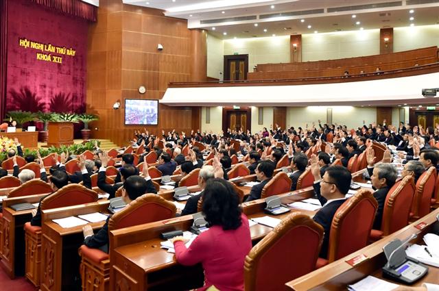 Các đồng chí Trung ương thông qua chương trình Hội nghị. Ảnh: VGP/Nhật Bắc