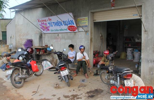Chuyện về người đàn ông sửa chữa xe máy miễn phí