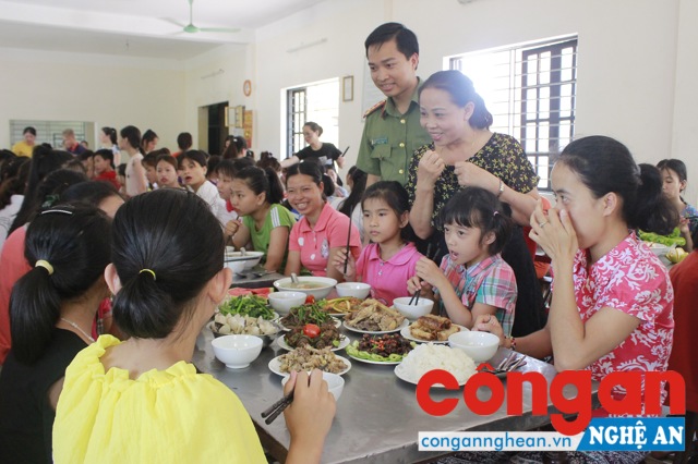 Trong thời gian 90 phút, mỗi Đột phải hoàn thành xong các món ăn cho 3 mâm cơm. 10h 30 phút, cuộc thi kết thúc và BTC Công đoàn Công an tỉnh đã tổ chức liên hoan cho 200 em học sinh nội trú tại Trung tâm Giáo dục dạy nghề người khuyết tật