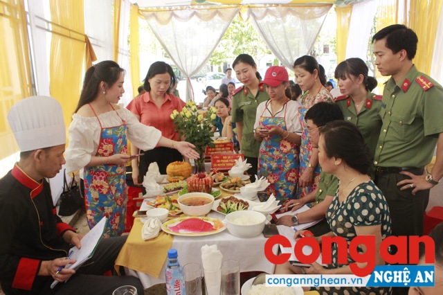 BGK đang tiến hành chấm thi ở Đội 7 (Công đoàn báo Công an Nghệ An và Công an huyện Tương Dương)