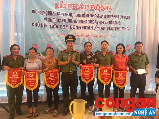Đội 7 (Công đoàn báo Công an Nghệ An và Công an huyện Tương Dương) cùng Đội 12 (Công đoàn Công an TX Cửa Lò, Công an huyện Diễn Châu và Công an huyện Nghi Lộc) đồng giải Ba