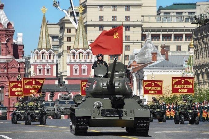 Quân đội Nga mang tới lễ Duyệt binh Chiến thắng năm nay 159 khí tài cơ giới và 75 máy bay các loại.  Mở đầu khối duyệt binh cơ giới là chiếc xe tăng huyền thoại T-34, được coi là biểu tượng cho sức mạnh quân sự Liên Xô trong Thế chiến II.