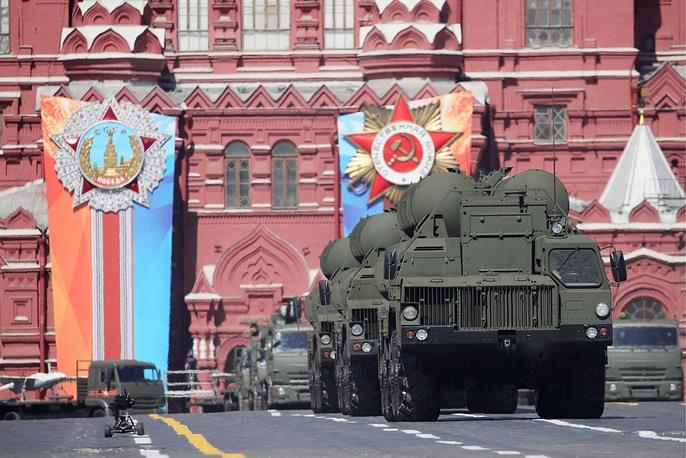 Tổ hợp tên lửa S-400 Triumf, vũ khí phòng không tầm xa chủ lực của quân đội Nga hiện nay. S-400 có khả năng phát hiện mục tiêu cách xa 600 km, cao 40–50 km và theo dõi để tấn công cùng lúc nhiều mục tiêu.