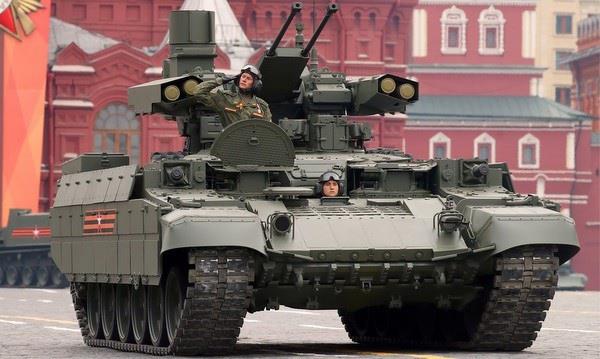 Dòng xe chiến đấu “kẻ hủy diệt” BMPT Terminator cũng đã xuất hiện hoành tráng trong lễ duyệt binh. Nhờ hỏa lực mạnh mẽ và kỹ năng tác chiến cơ động phù hợp nhiều dạng địa hình, đây là một trong những xe quân sự được giới chuyên gia rất quan tâm.