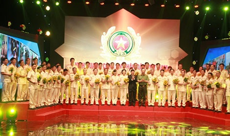 Thứ trưởng Nguyễn Văn Thành, ông Nguyễn Thành Lương tặng hoa, chúc mừng các tấm gương điển hình tiên tiến.