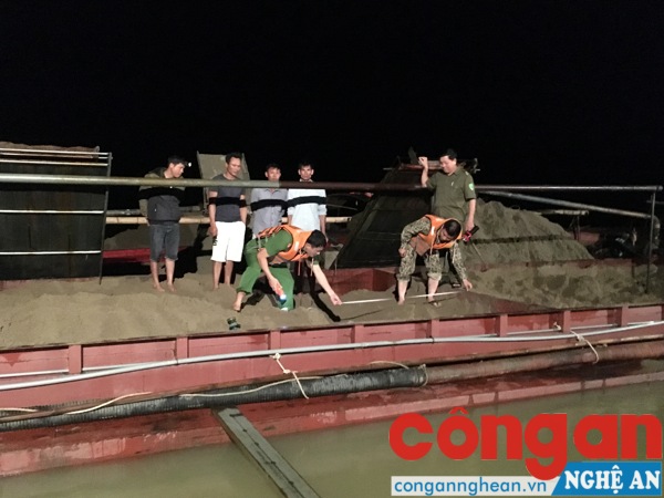  Lực lượng chức năng tiền hành xác định số cát bị thu giữ