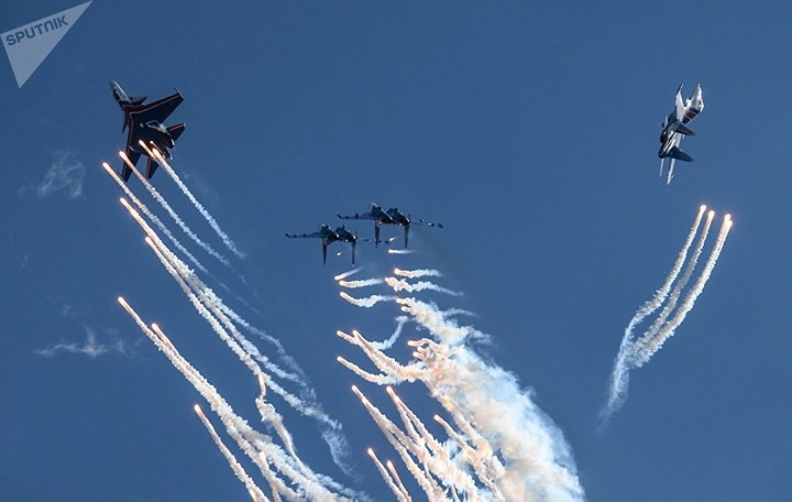 Màn biểu diễn ấn tượng của những chiếc Su-30M trong đội Russian Knights.