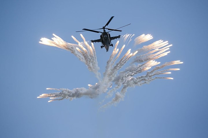 Trực thăng Ka-52 của đội Berkuts cũng ấn tượng không kém.