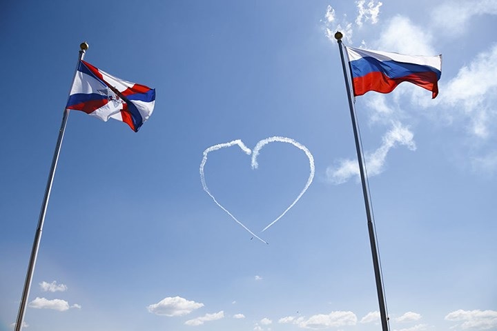 Màn biểu diễn tạo hình trái tim vô cùng ấn tượng của đội First Flight./.