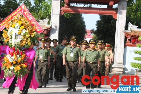 Đoàn đại biểu dâng hoa tại Khu di tích Kim Liên
