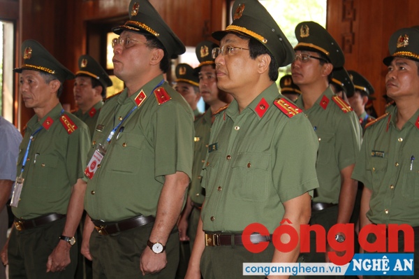 Dâng hương tại Khu tưởng niệm Chủ tịch Hồ Chí Minh