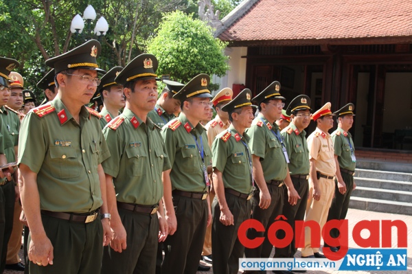 Đoàn đại biểu dâng hoa, dâng hương tại Nhà tưởng niệm Cố Bộ trưởng Trần Quốc Hoàn