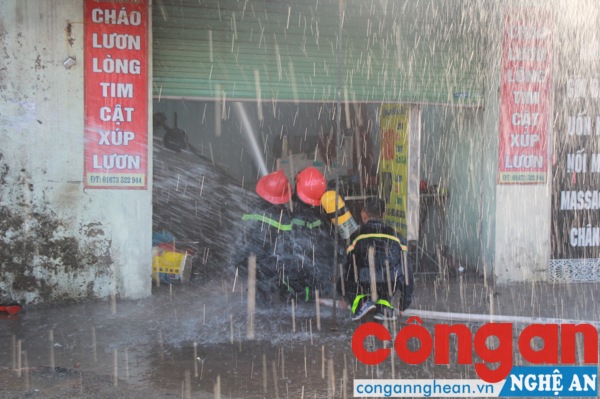 TP Vinh: Cháy dãy ki ốt do thắp hương ngày đầu tháng