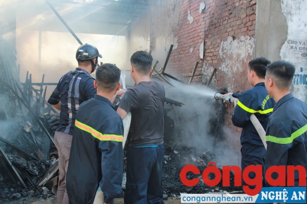 Lực lượng Cảnh sát PCCC có mặt kịp thời nhằm khống chế đám cháy