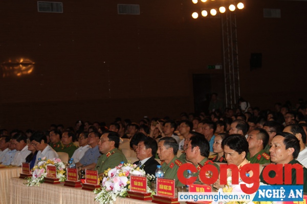 Các đại biểu về dự lễ