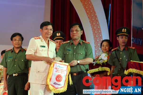 Ban tổ chức tặng cờ lưu niệm và hoa cho các đoàn tham gia Liên hoan