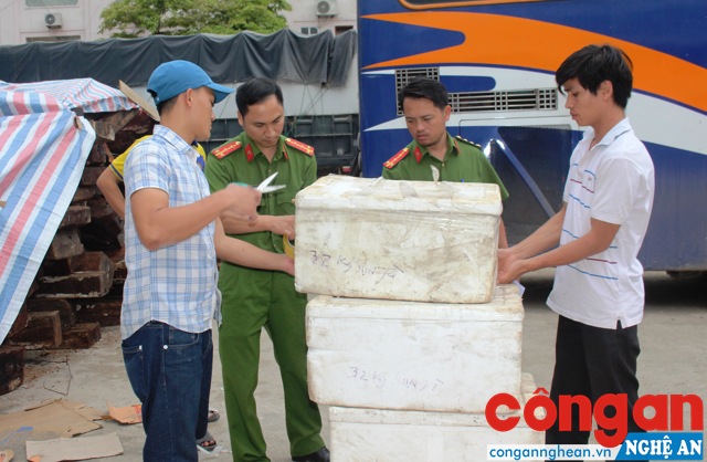 Cảnh sát Môi trường kiểm tra số thực phẩm không rõ nguồn gốc thu giữ được