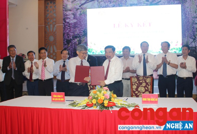 Đại diện UBND tỉnh, đồng chí Nguyễn Xuân Đường, Chủ tịch UBND tỉnh ký kết Biên bản thỏa thuận hợp tác chiến lược với các doanh nghiệp du lịch