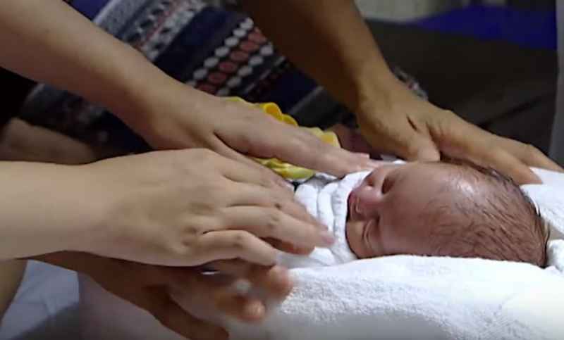 Kì diệu: Cứu sống em bé sinh non nhẹ nhất Việt Nam