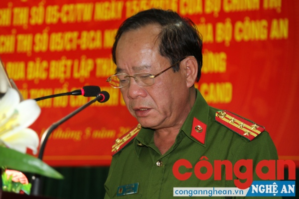 Đại tá Hồ Sỹ Tuấn báo cáo tóm tắt sơ kết 2 năm thực hiện chỉ thị 05