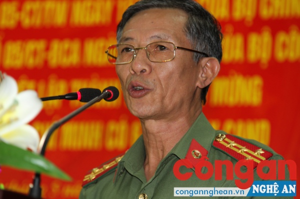 Đồng chí Đại tá Phạm Bá Hậu,  Phó Cục trưởng Cục Công tác chính trị, Bộ Công an ghi nhận và biểu dương những thành tích mà Cảnh sát PC &CC Nghệ An đã đạt được trong thời gian qua.