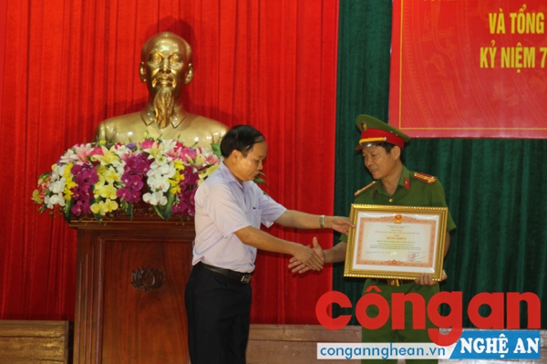 Trao Cờ thi đua và Bằng khen của Thủ tướng Chính phủ cho các tập thể đạt thành tích xuất sắc