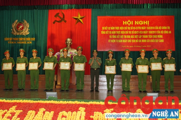 11 cá nhân, tập thể được tặng Bằng khen của Bộ Công an