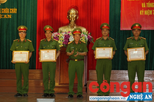 được nhận giấy khen của Gíam đốc Cảnh sát PC&CC tỉnh Nghệ An đã có thành tích xuất sắc trong Đợt thi đua chào mừng 70 năm ngày Chủ tịch Hồ Chí Minh có Sáu điều dạy CAND, 70 năm ngày Chủ tịch Hồ Chí Minh ra lời kêu gọi Thi đua ái quốc