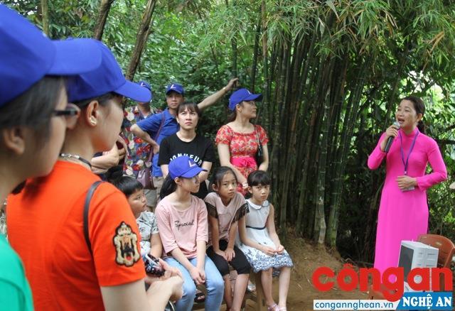 Thuyết minh viên kể về thời thơ ấu                   của Bác cho 1 đoàn khách đến từ Hà Nội                       