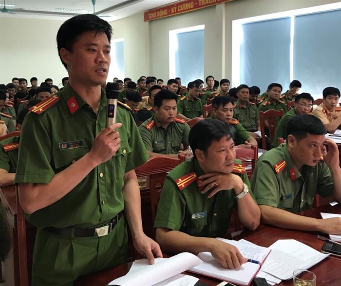 Nhiều CBCS sôi nổi phát biểu tại Hội nghị.