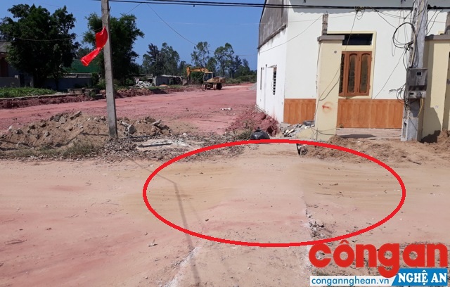 Cống thoát nước cao hơn mặt đường, vô hình trung trở thành chướng ngại vật gây tai nạn