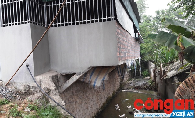 Xây nhà lấn mương tiêu thoát nước, chính quyền không biết?