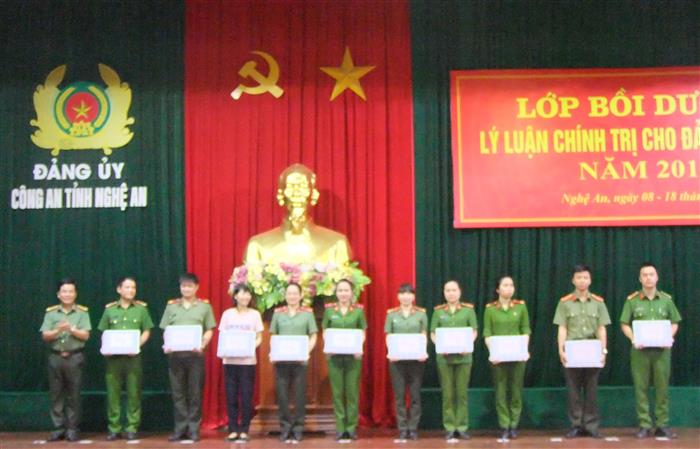 Bế giảng Lớp bồi dưỡng lý luận chính trị cho đảng viên mới