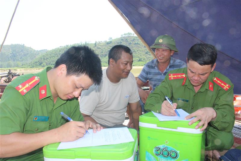 Cán bộ Đội 3 lấy lời khai của những người vi phạm