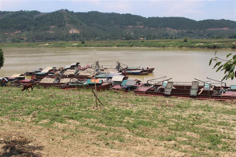 thuyền tập kết tại Bến Nam Thượng để làm các thủ tục liên quan